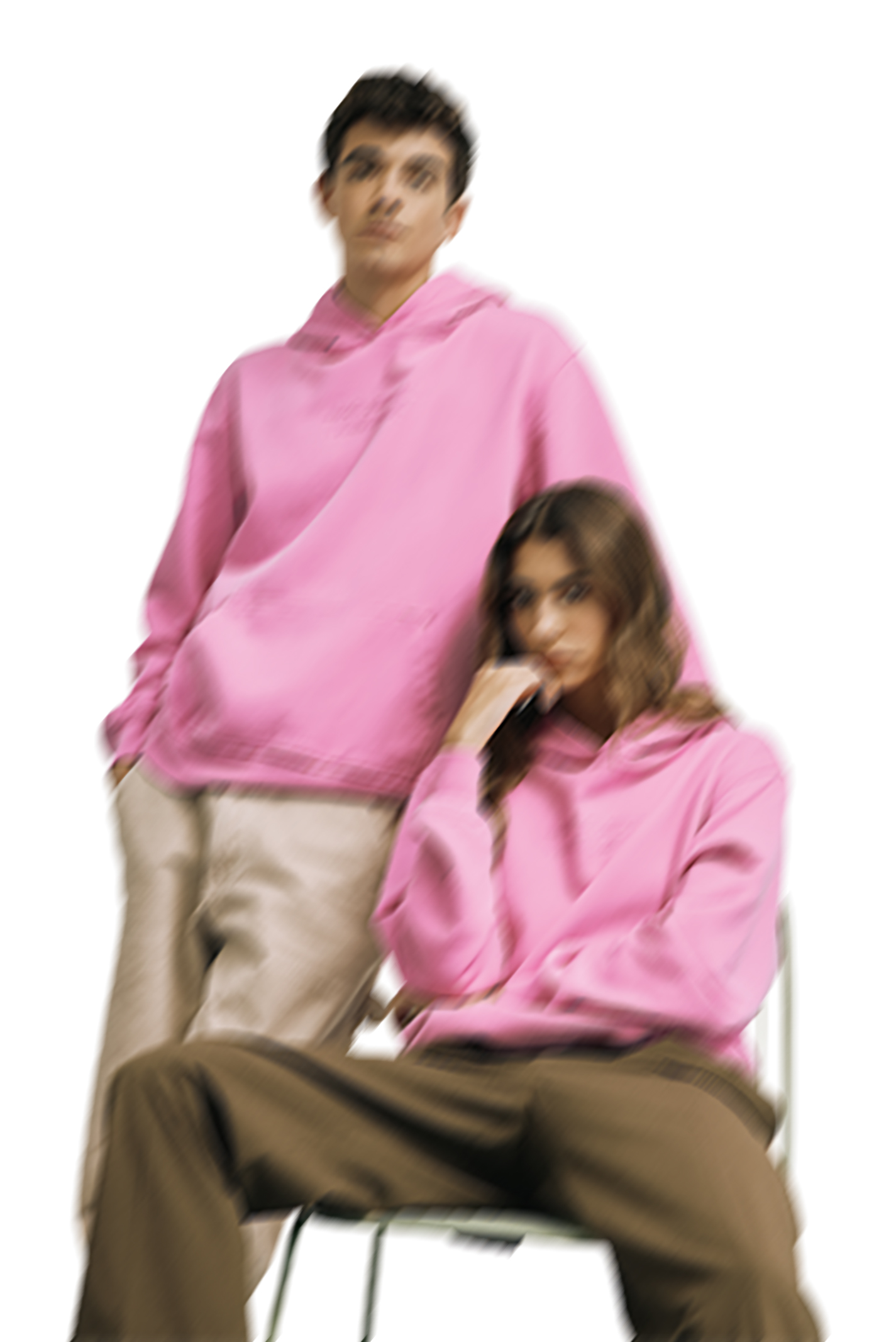 Camiseta blanca colgada en percha sobre fondo beige claro, iluminación suave y ambiente minimalista